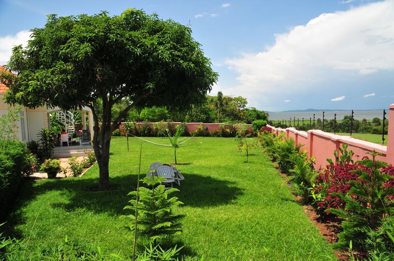 Victoria Lake View Guesthouse & Safaris Entebbe Zewnętrze zdjęcie