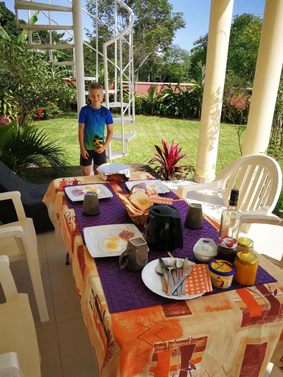 Victoria Lake View Guesthouse & Safaris Entebbe Zewnętrze zdjęcie